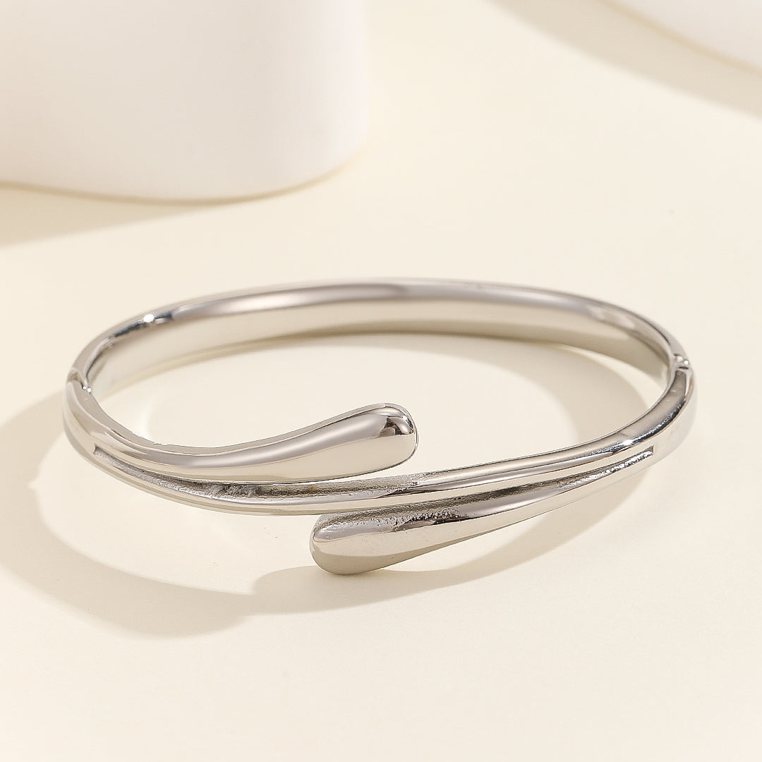 Luxe Wave Crossover Bangle