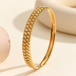 Load image into Gallery viewer, Sculpted Radiance Bangle
