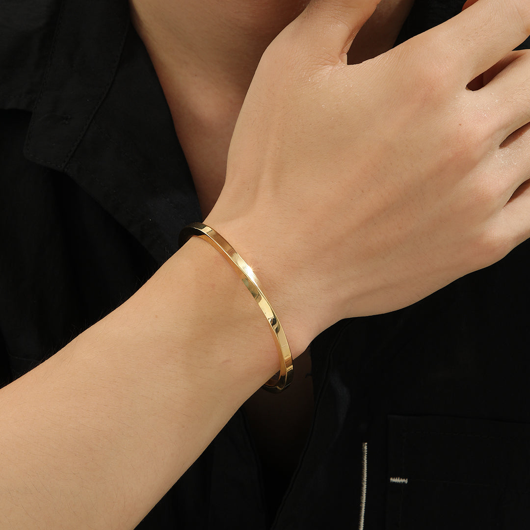 Sophisticated Shine Gold Cuff