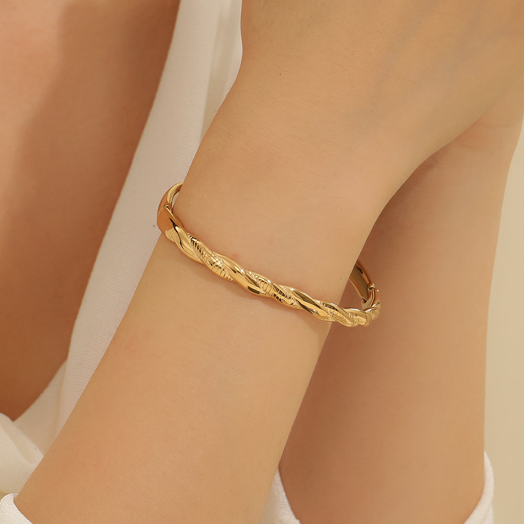 Sophisticated Twirl Bangle