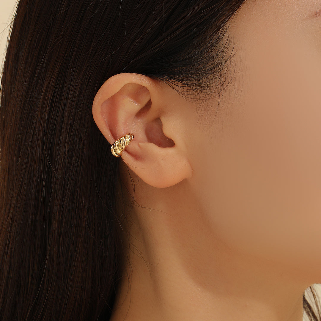 Ribbed Radiance Ear Clip