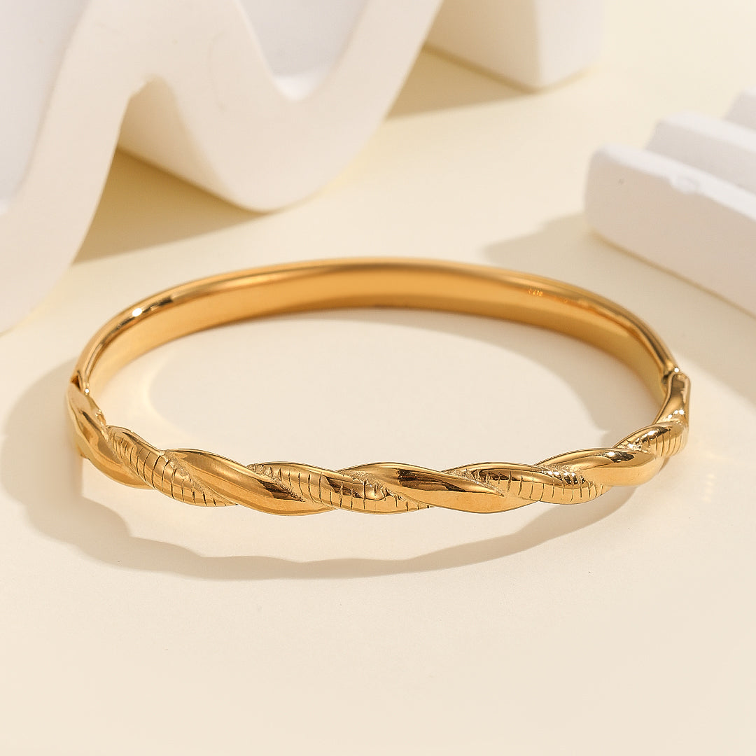 Sophisticated Twirl Bangle