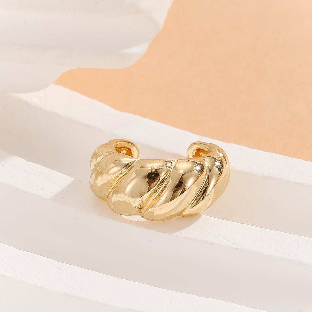 Ribbed Radiance Ear Clip